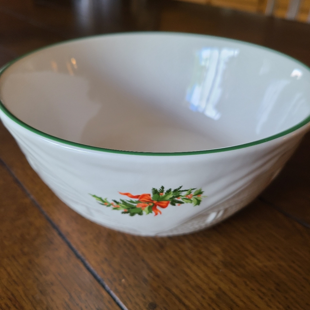 Pfaltzgraff Christmas Heritage Basketsweave bowl.